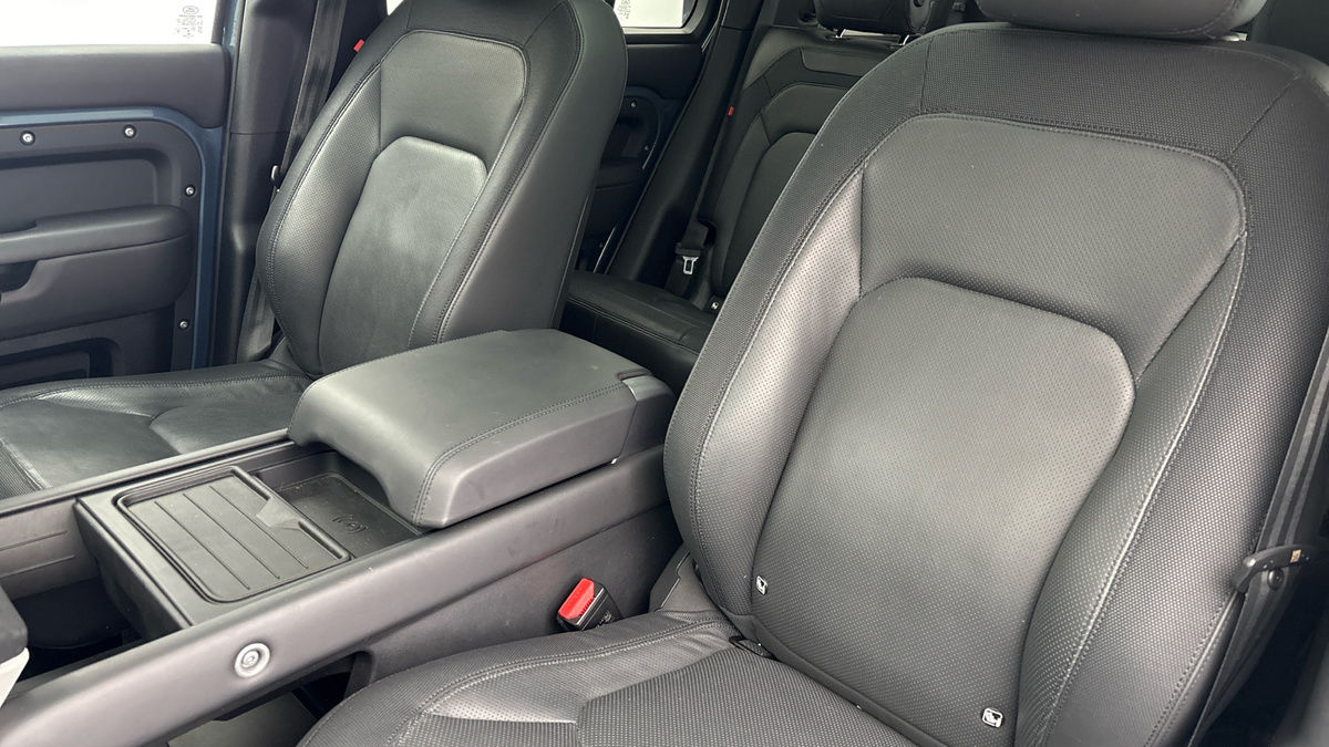 Land Rover Defender 110 Image 7