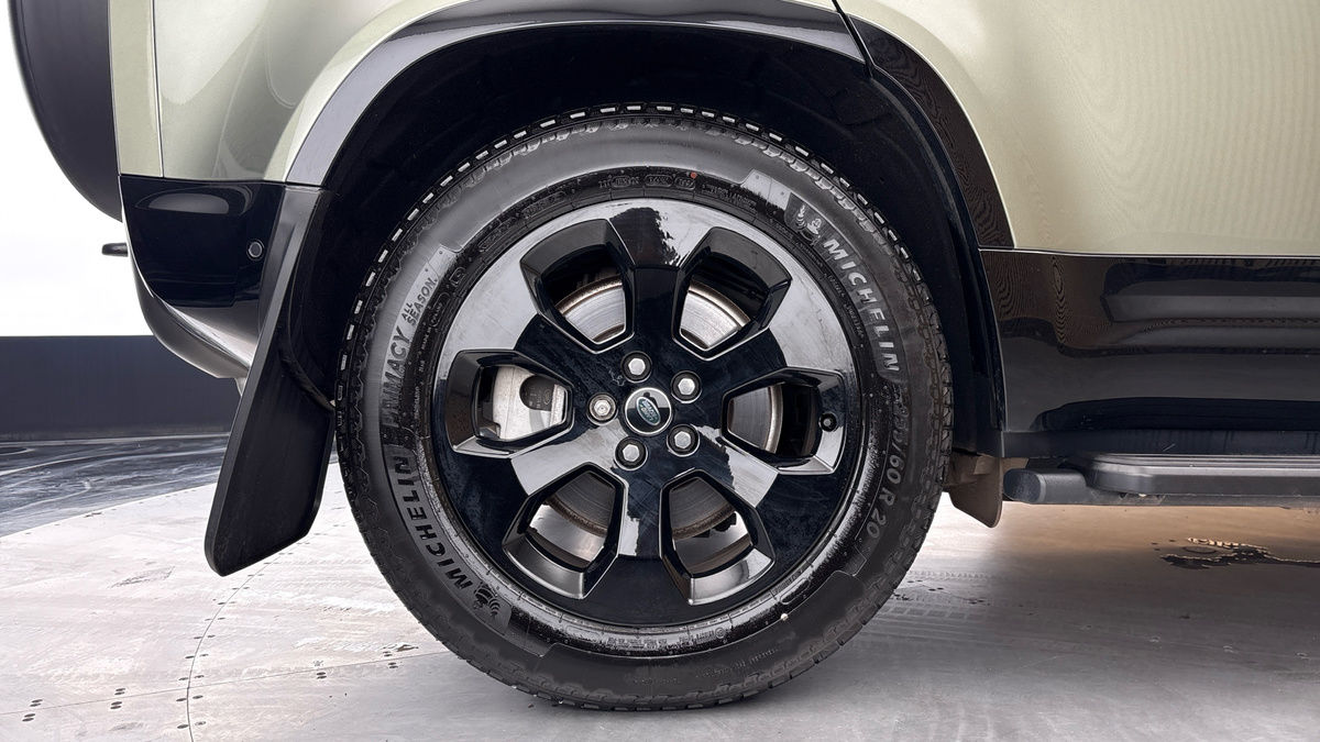 Land Rover Defender 110 Image 10