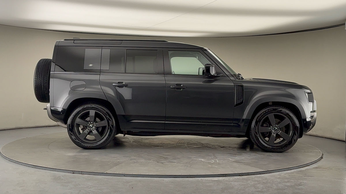 Land Rover Defender 110 Image 16