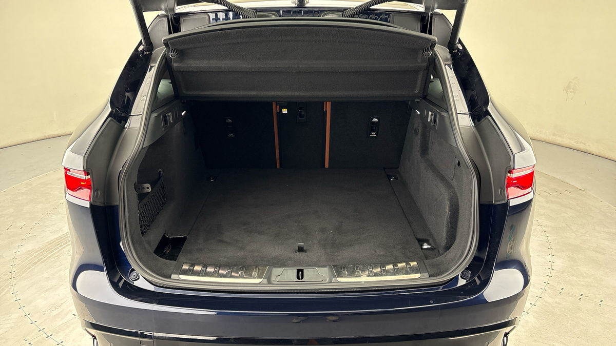 Jaguar F-PACE Image 11
