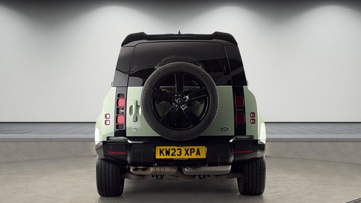 Land Rover Defender 110 Image 4