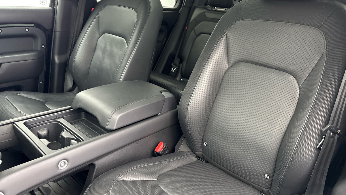 Land Rover Defender 110 Image 7