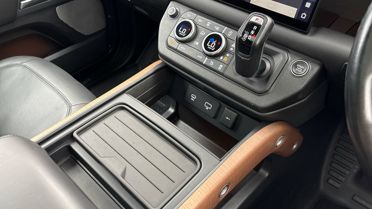 Land Rover Defender 130 Image 18