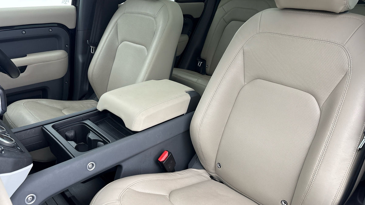 Land Rover Defender 110 Image 7