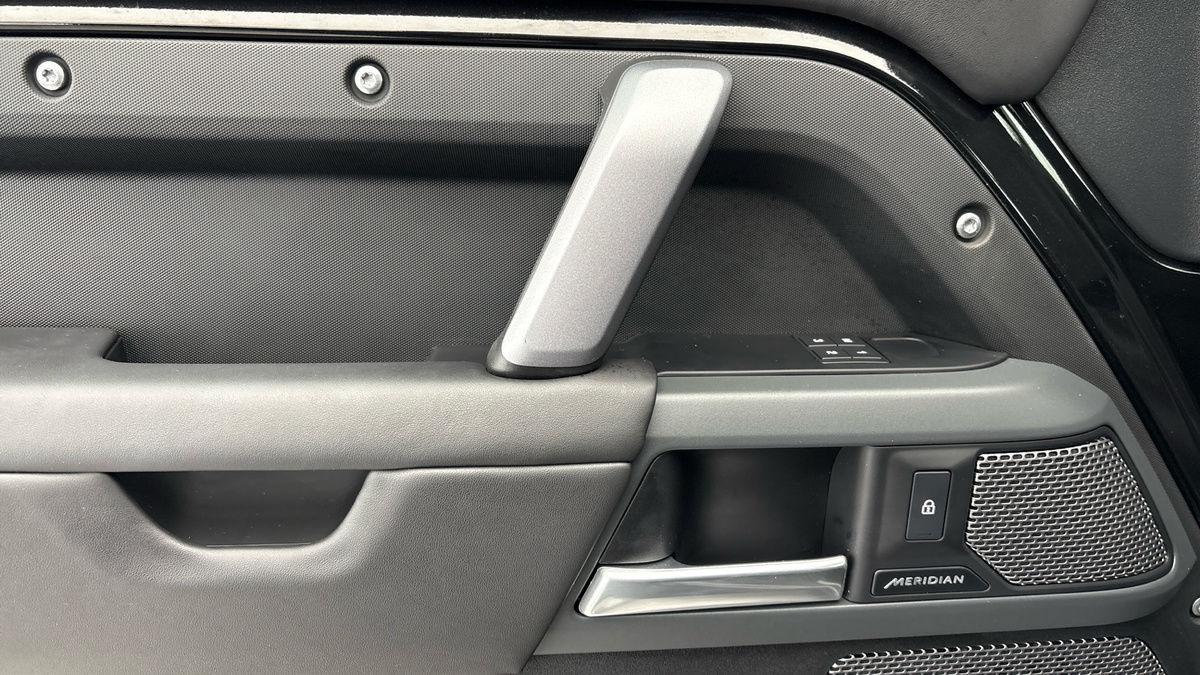 Land Rover Defender 110 Image 19