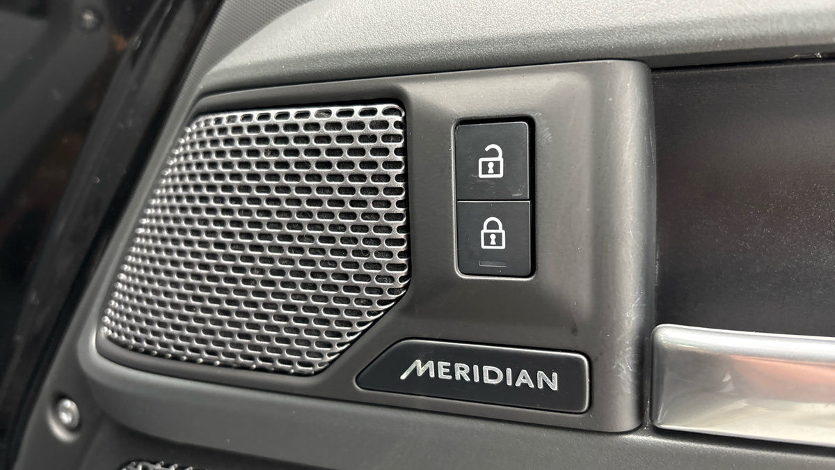 Land Rover Defender 110 Image 25