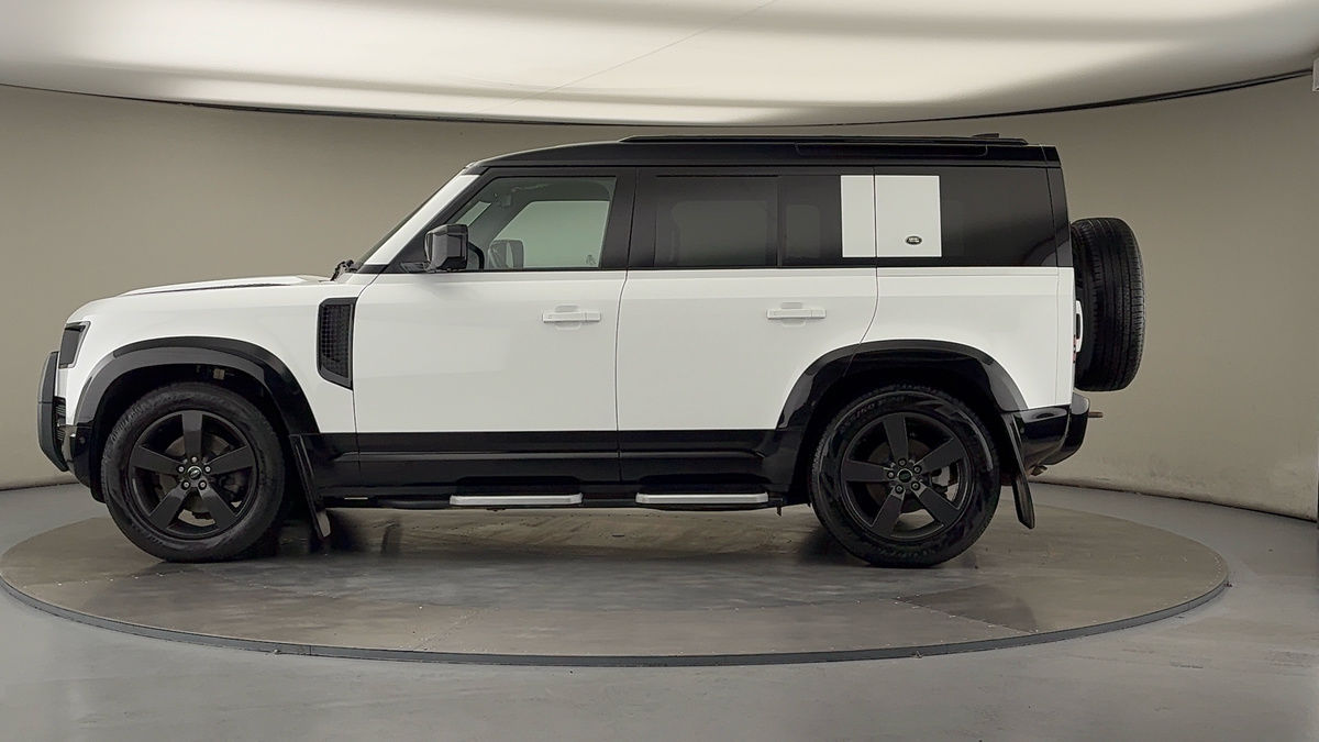 Land Rover Defender 110 Image 15