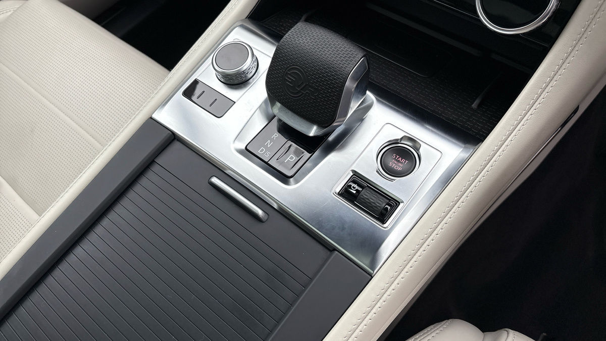 Jaguar F-PACE Image 29