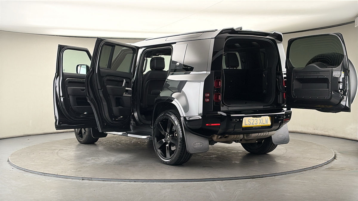 Land Rover Defender 110 Image 23