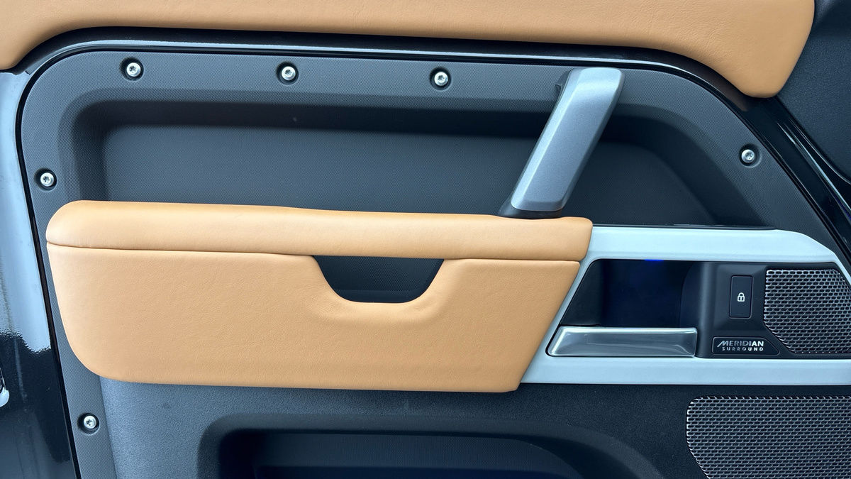 Land Rover Defender 110 Image 19