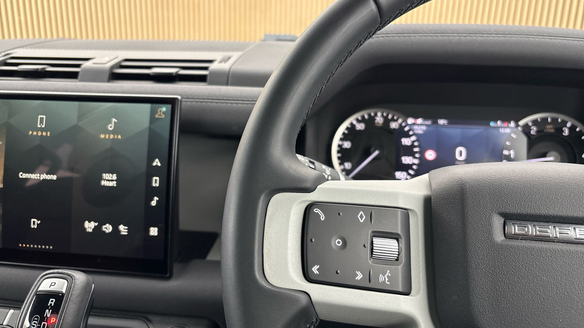 Land Rover Defender 110 Image 13