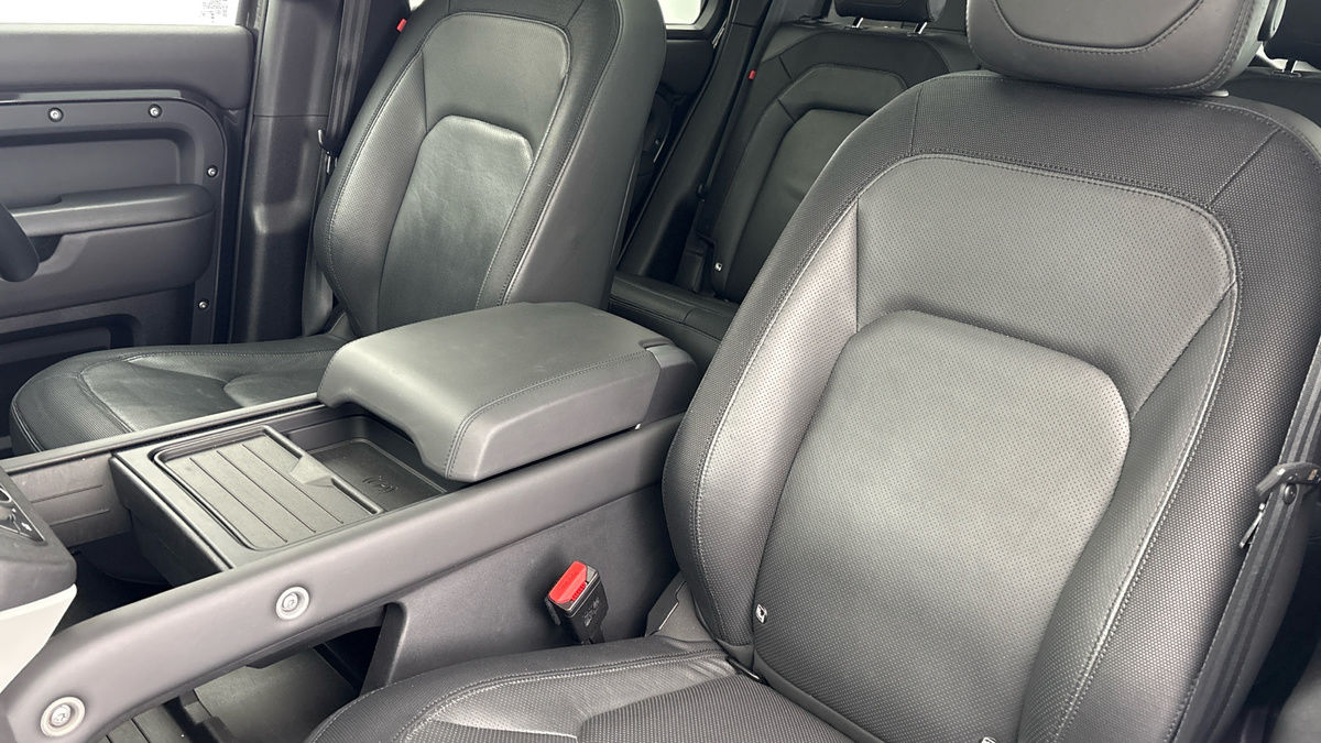 Land Rover Defender 110 Image 7