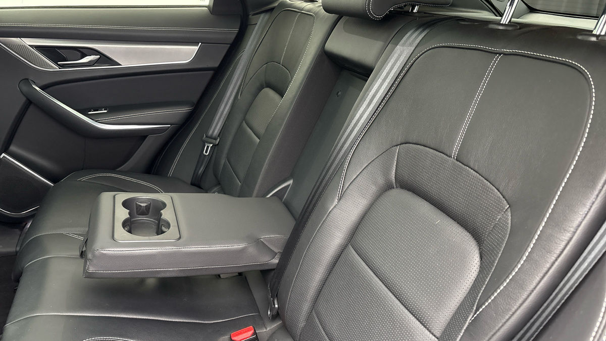 Jaguar F-PACE Image 9