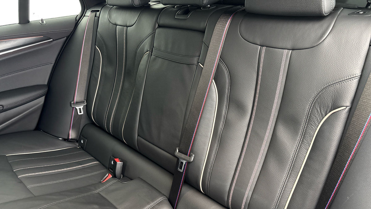 BMW 5 Series Image 8