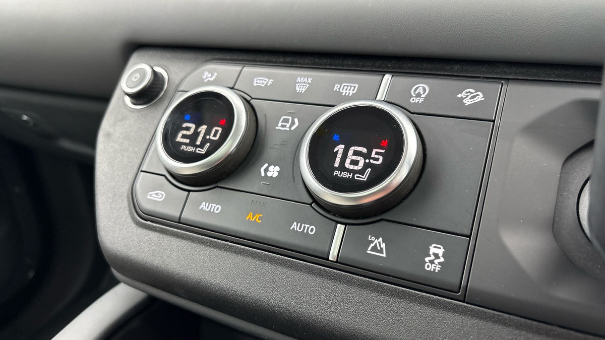 Land Rover Defender 110 Image 31