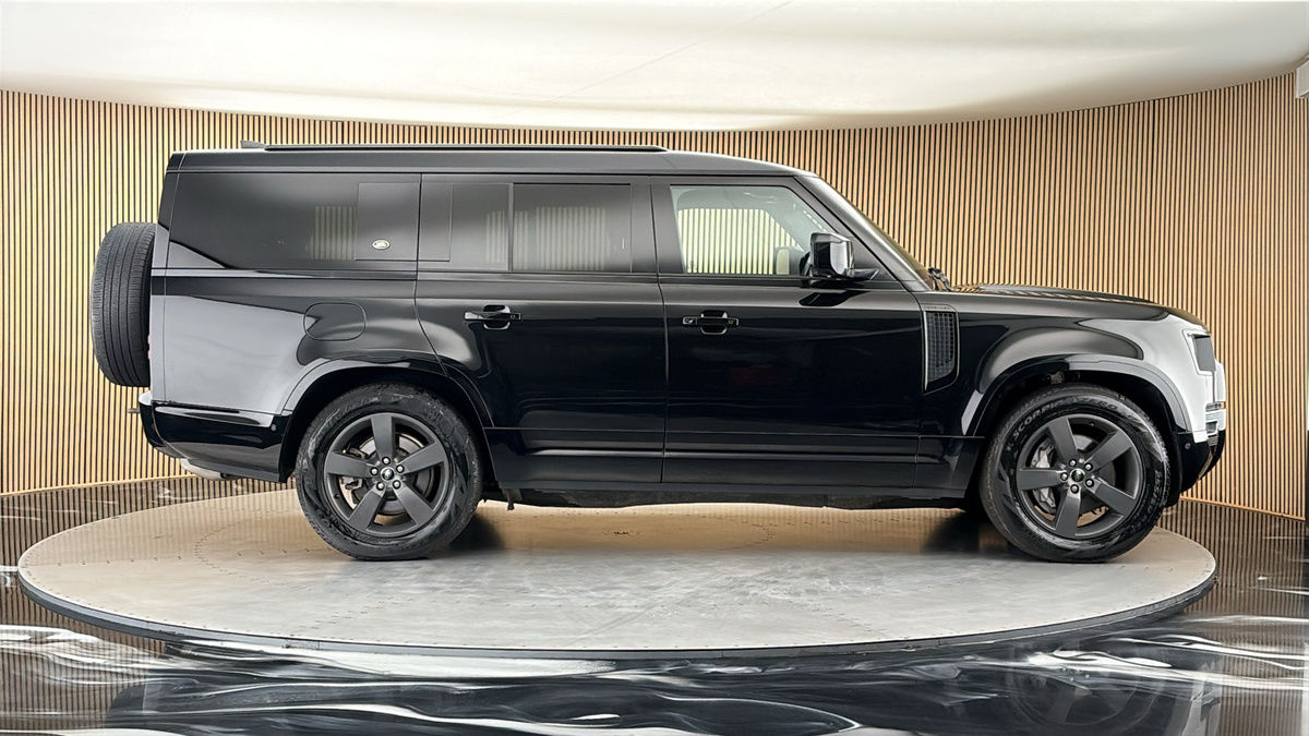 Land Rover Defender 130 Image 16