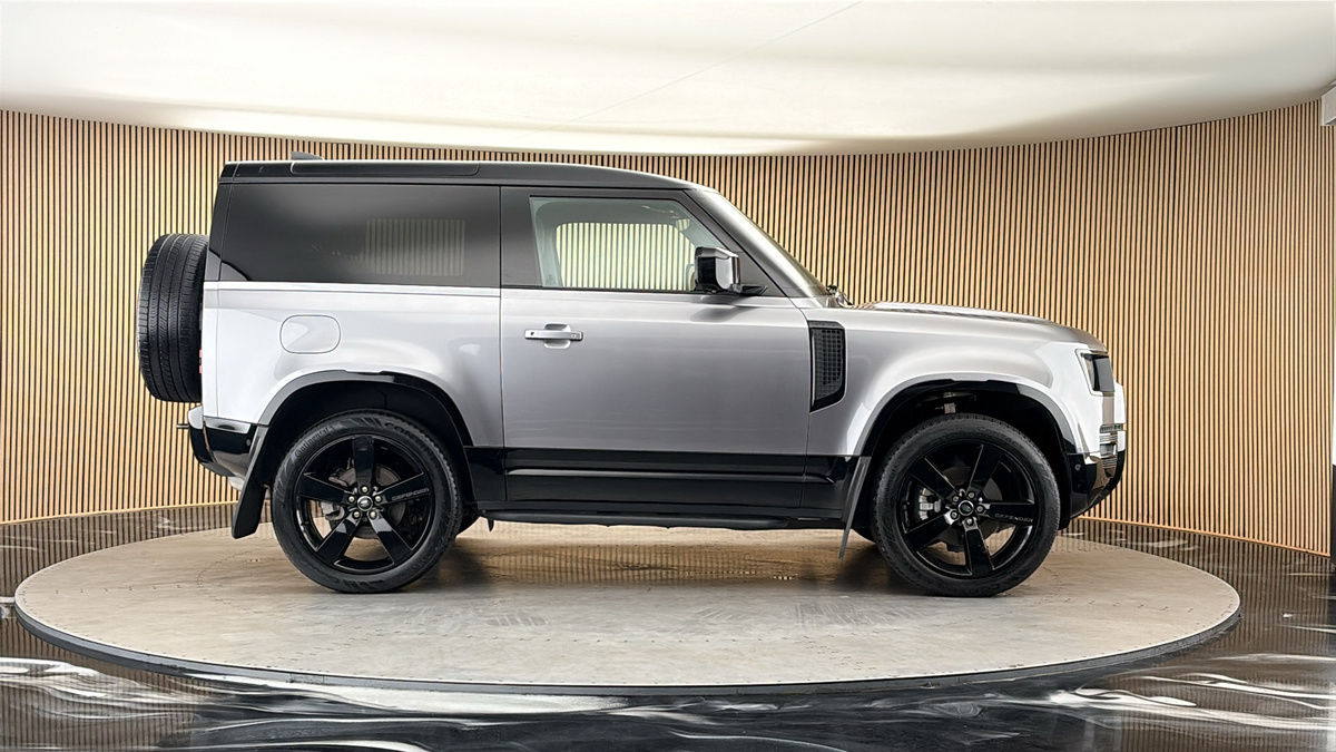 Land Rover Defender 90 Image 16