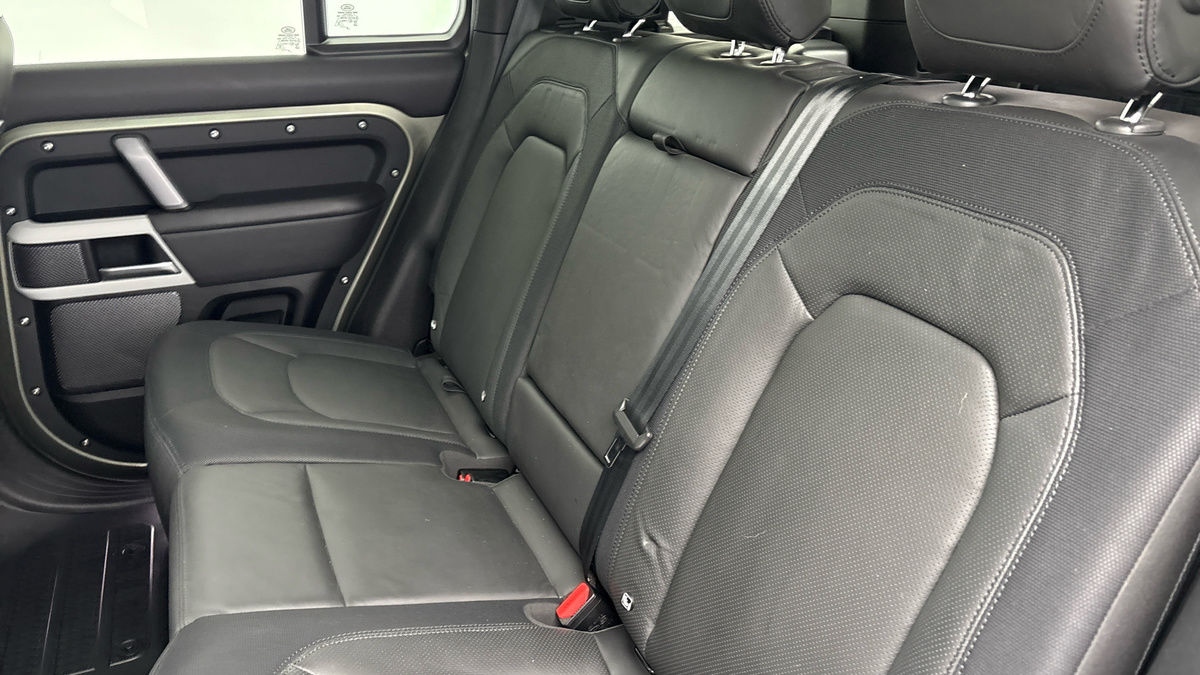 Land Rover Defender 110 Image 8