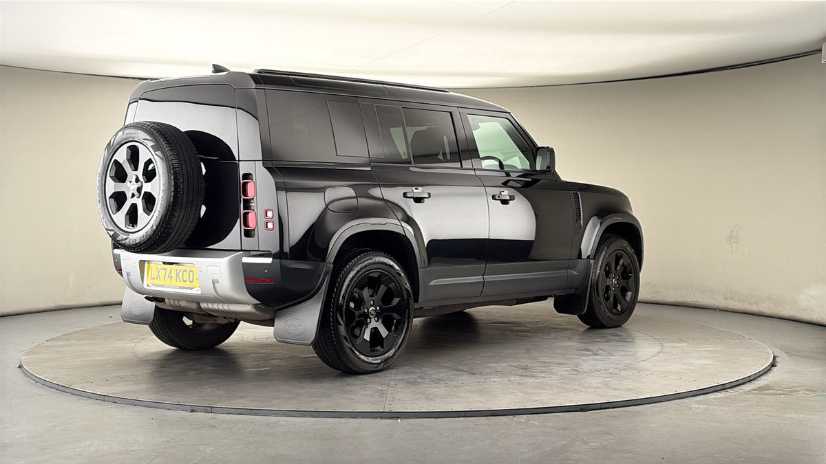 Land Rover Defender 110 Image 21