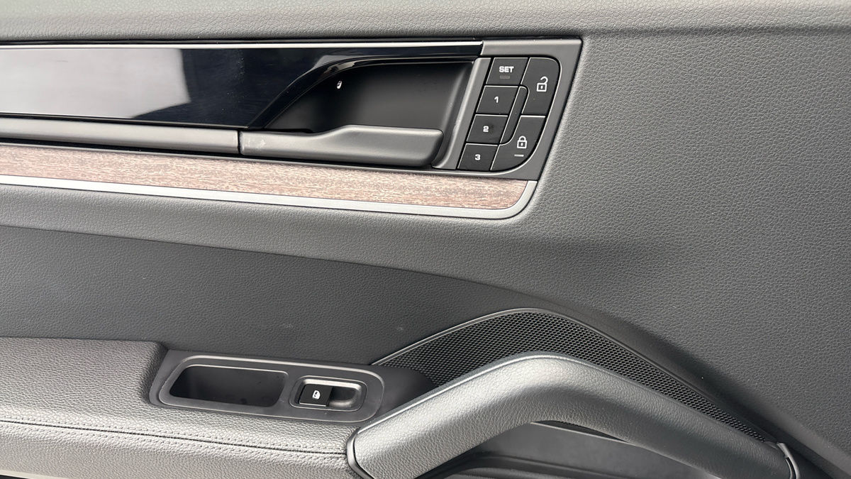 Porsche Cayenne Image 19
