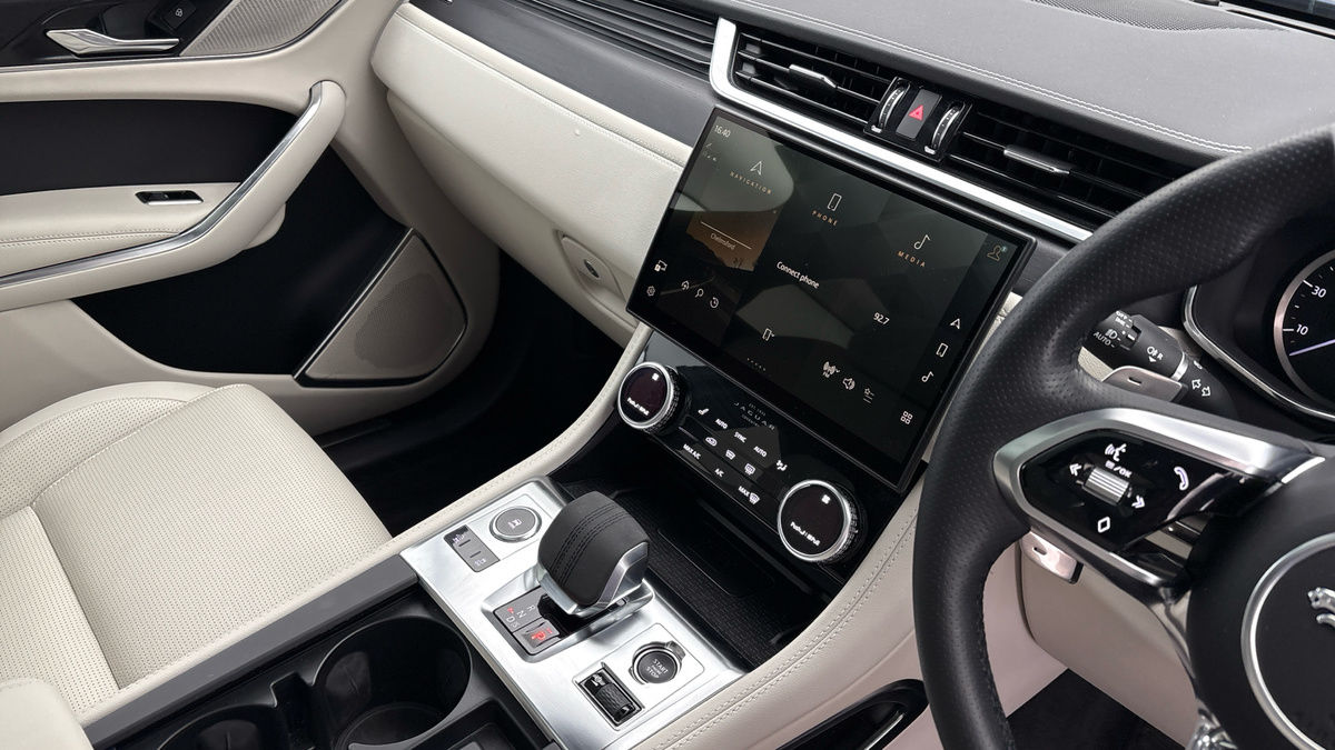 Jaguar F-PACE Image 18