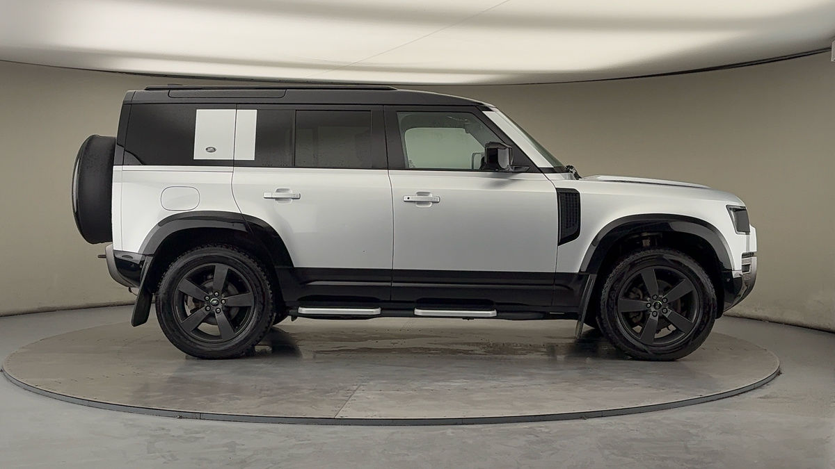 Land Rover Defender 110 Image 16