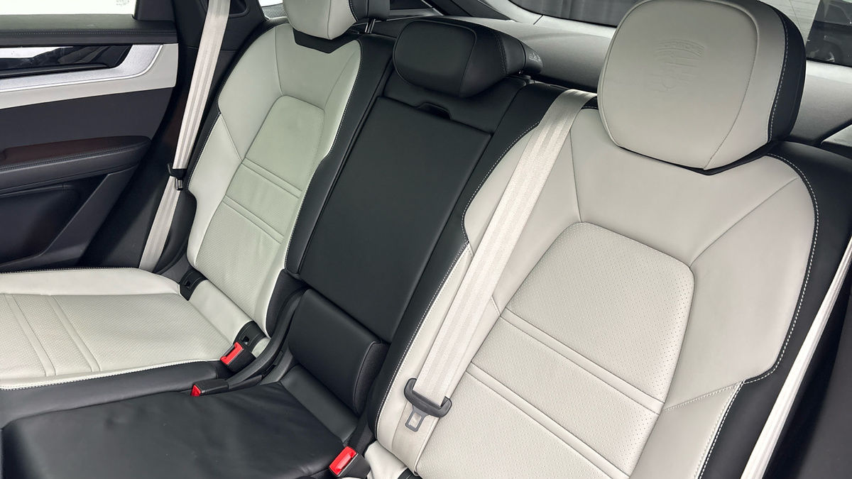 Porsche Cayenne Image 8