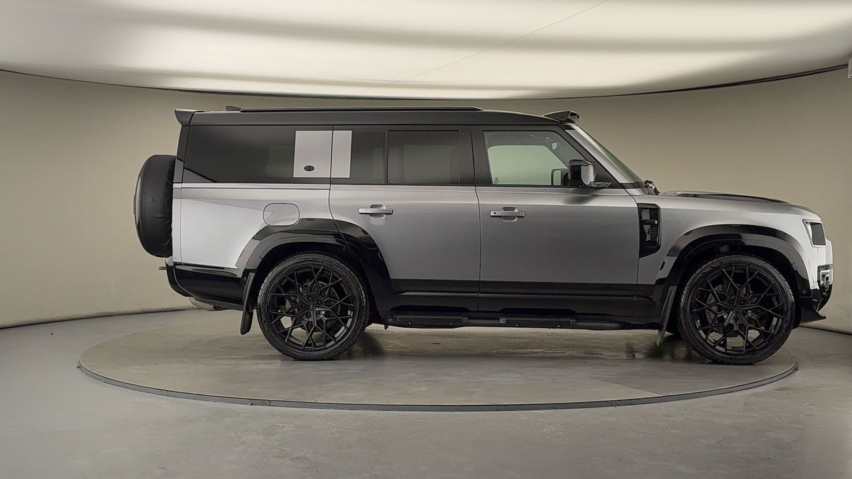 Land Rover Defender 130 Urban Image 16