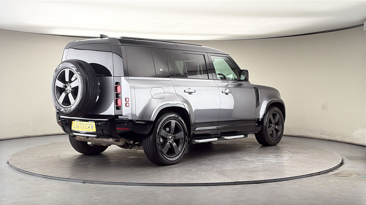 Land Rover Defender 110 Image 21