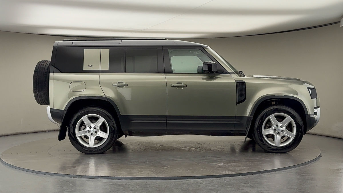 Land Rover Defender 110 Image 16