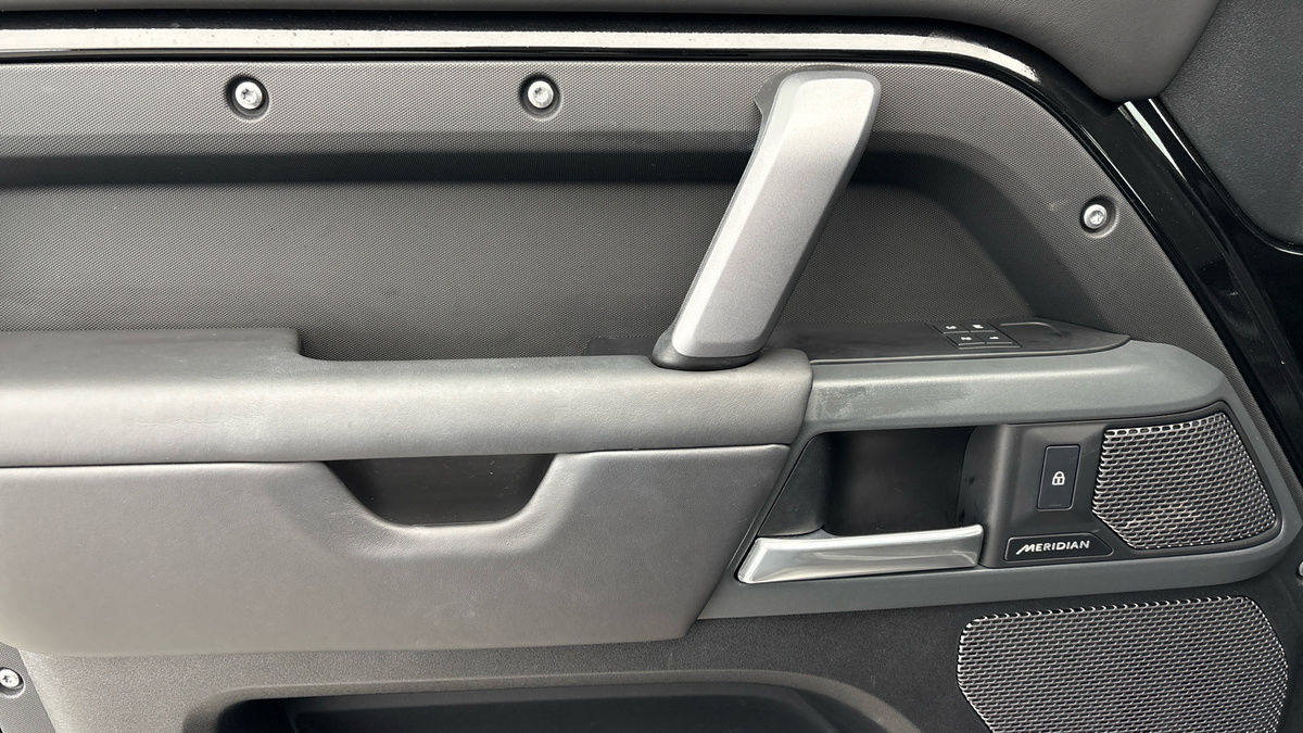 Land Rover Defender 110 Image 19