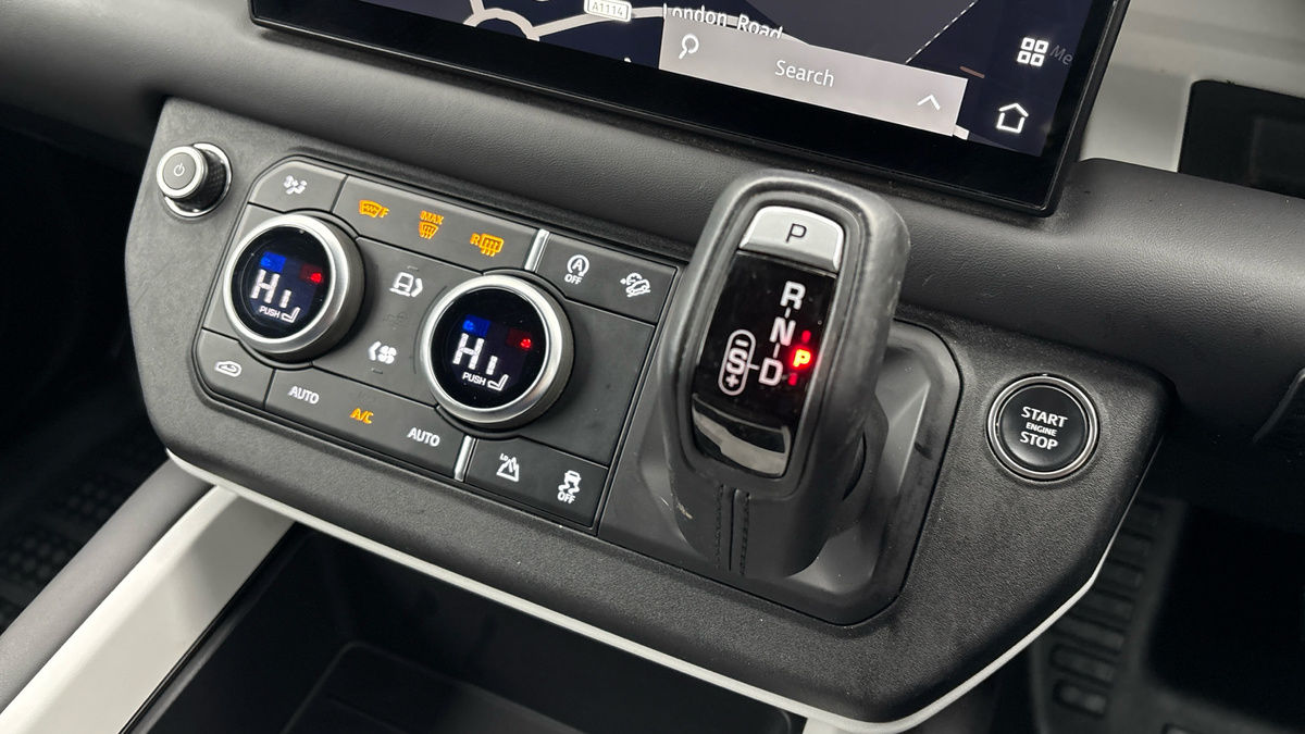 Land Rover Defender 90 Image 6