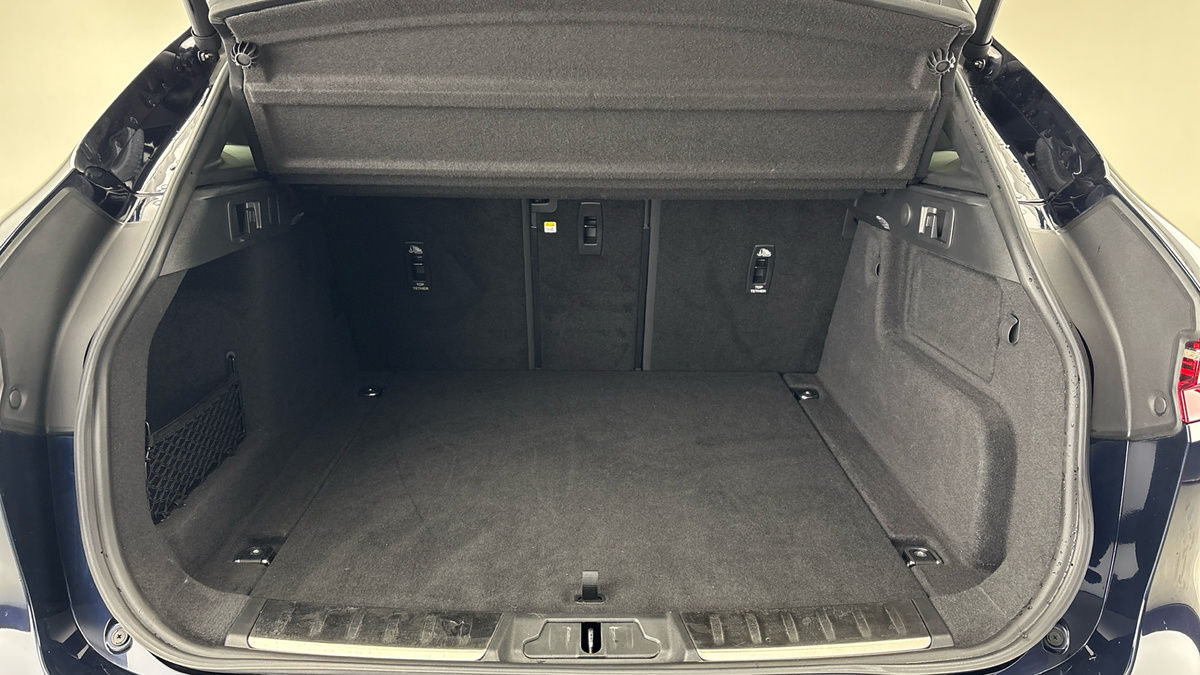 Jaguar F-PACE Image 11