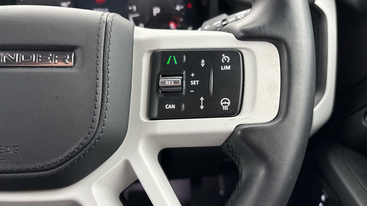 Land Rover Defender 110 Image 14