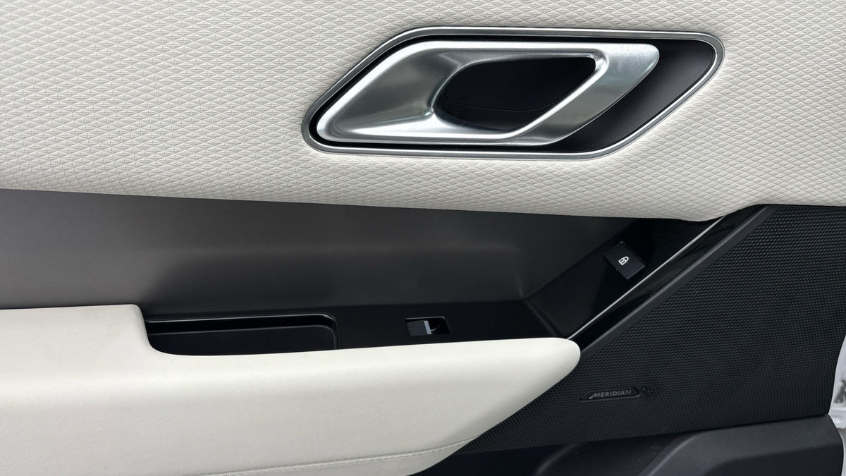 Land Rover Range Rover Velar Image 19