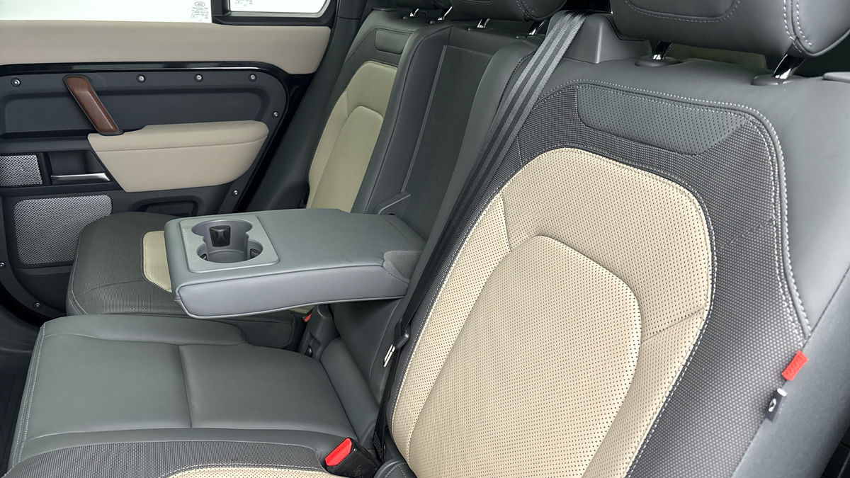 Land Rover Defender 130 Image 9