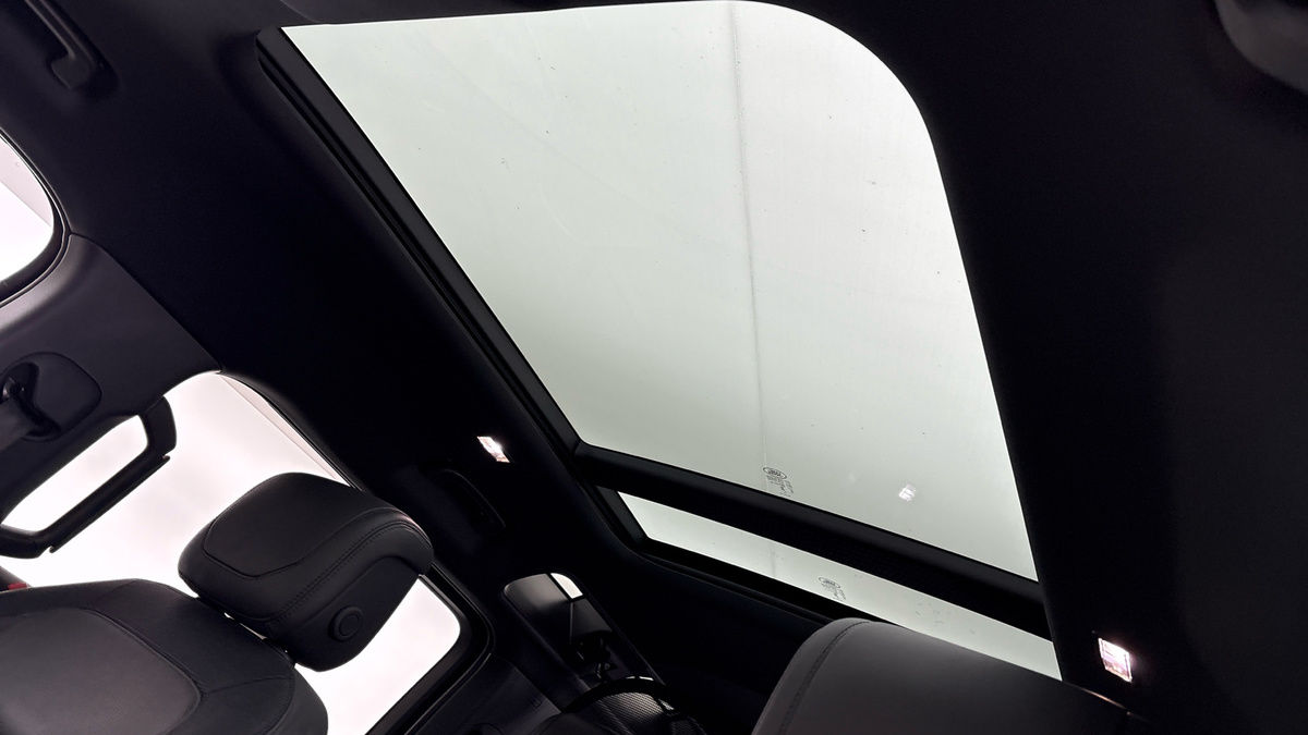 Land Rover Defender 110 Image 6