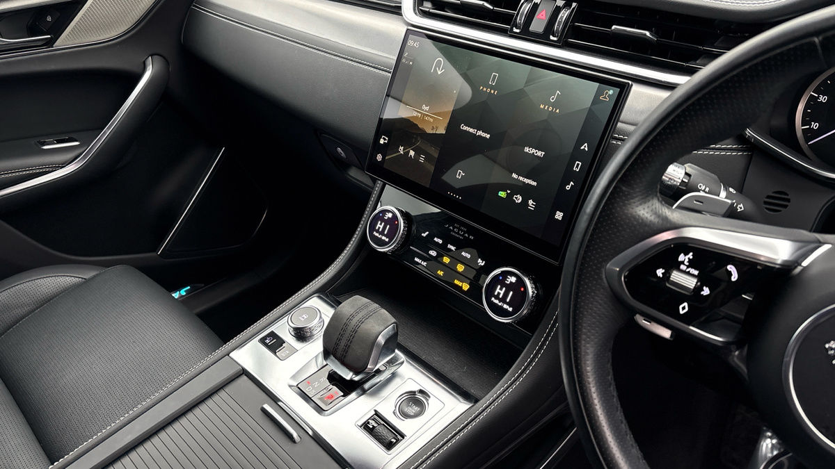 Jaguar F-PACE Image 18