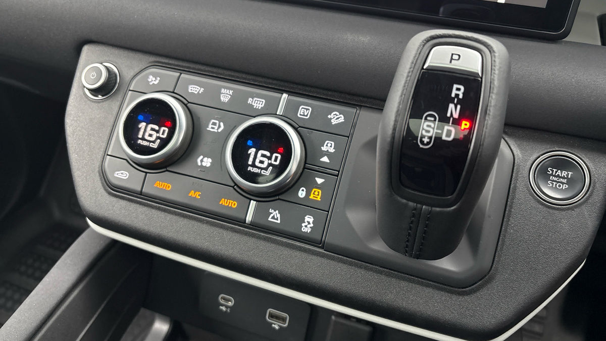 Land Rover Defender 110 Image 25