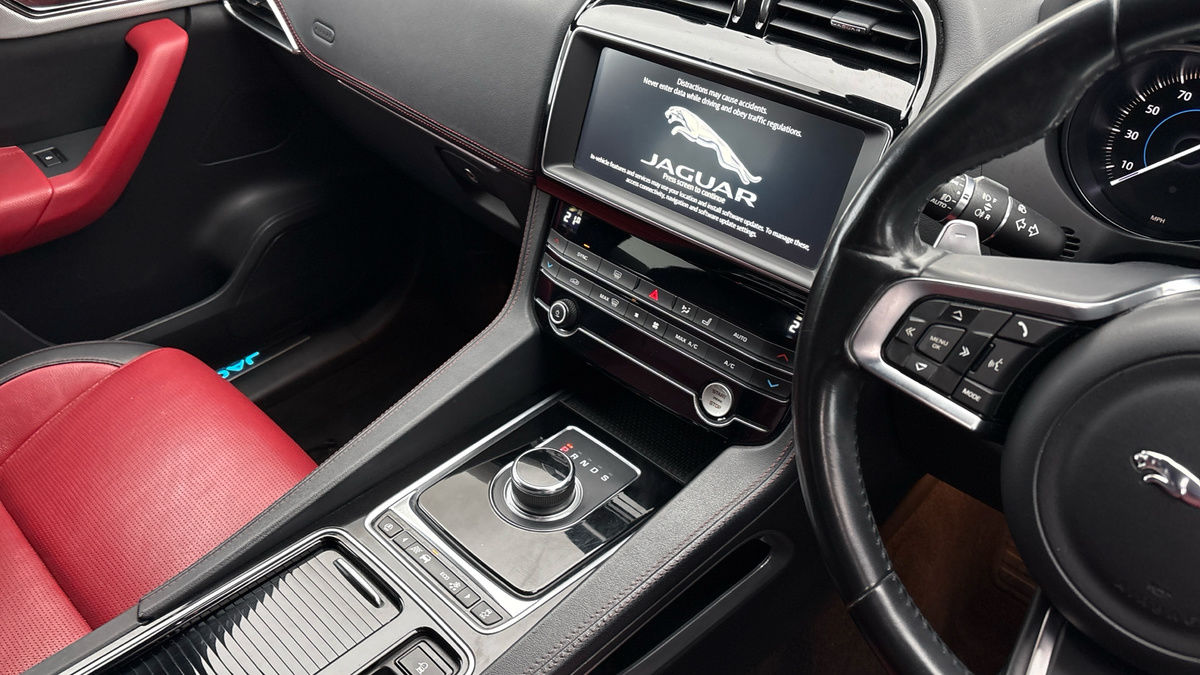 Jaguar F-PACE Image 18