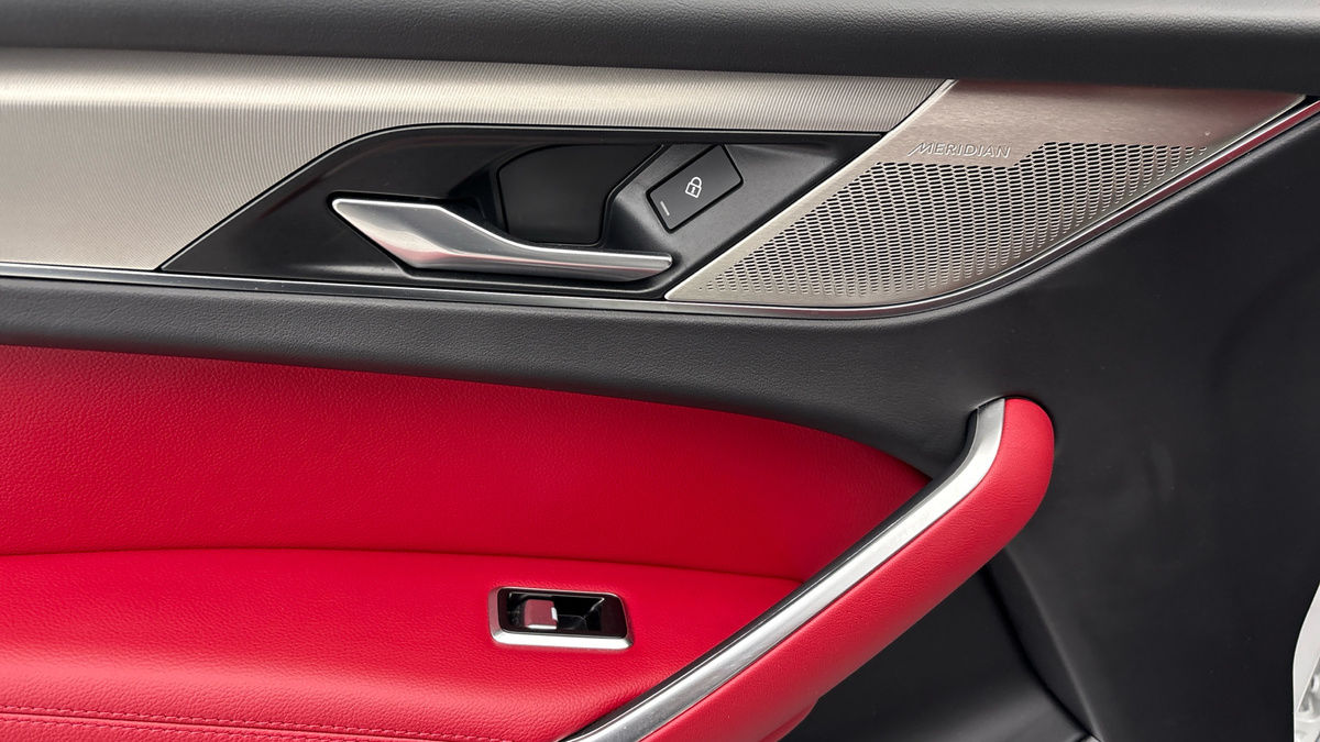Jaguar F-PACE Image 19