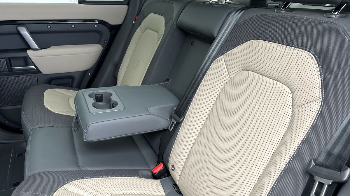 Land Rover Defender 110 Image 9