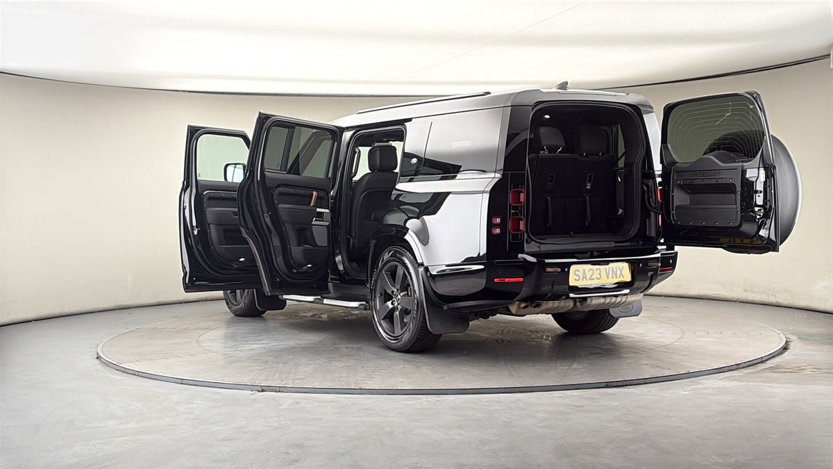 Land Rover Defender 130 Image 23