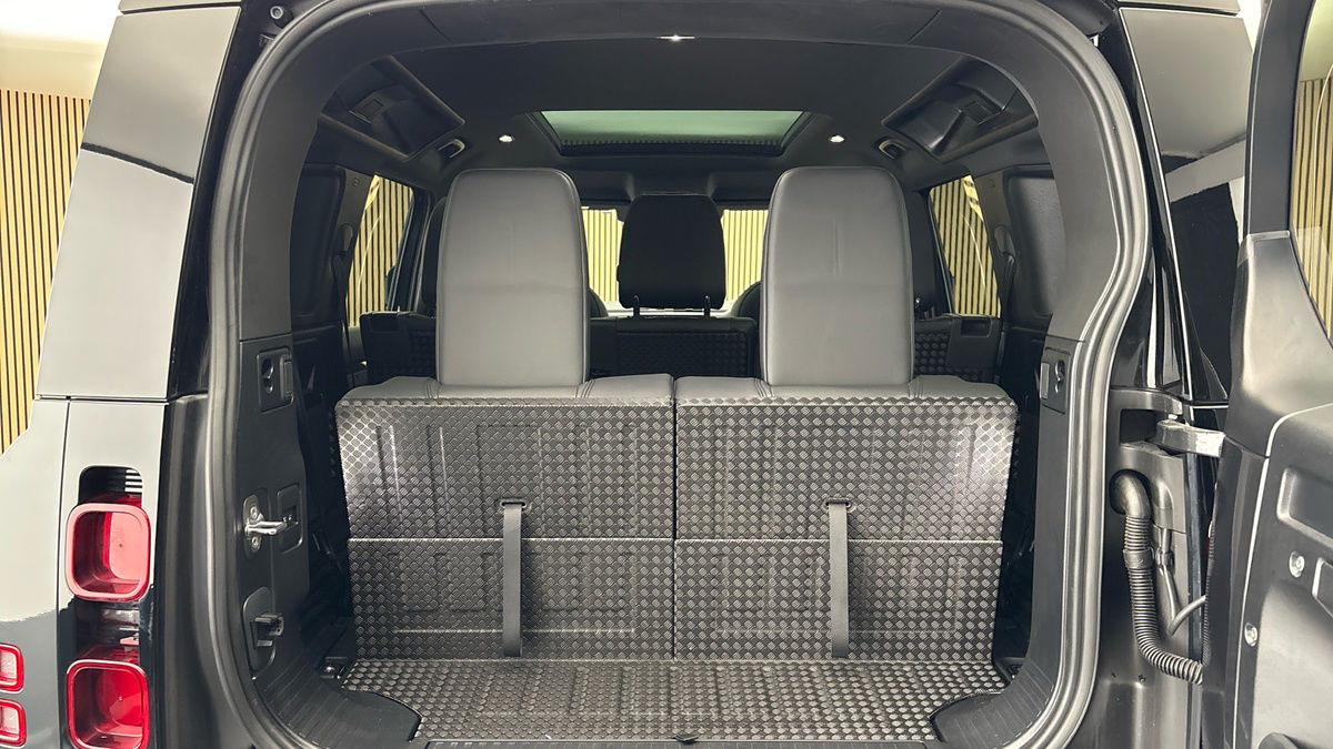 Land Rover Defender 110 Image 11