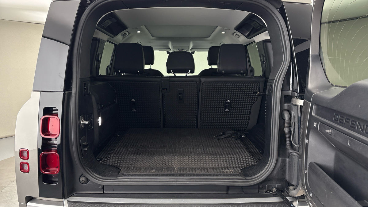 Land Rover Defender 110 Image 11