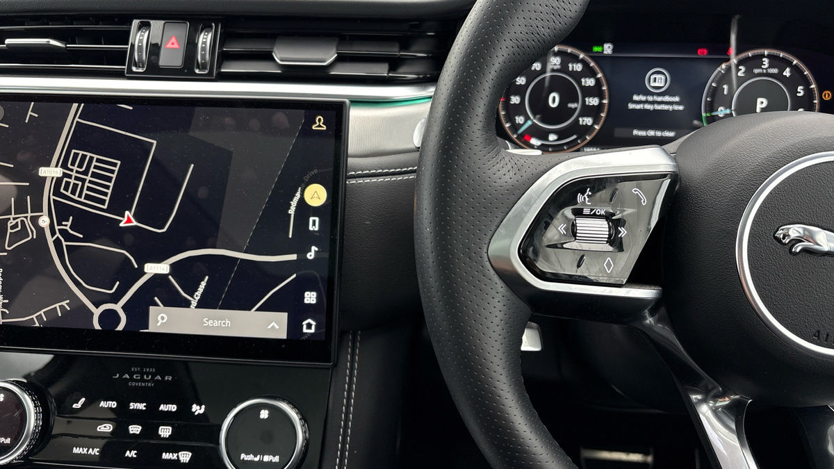 Jaguar F-PACE Image 13