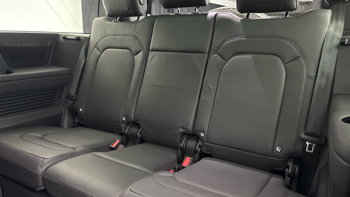 Land Rover Defender 130 Image 25