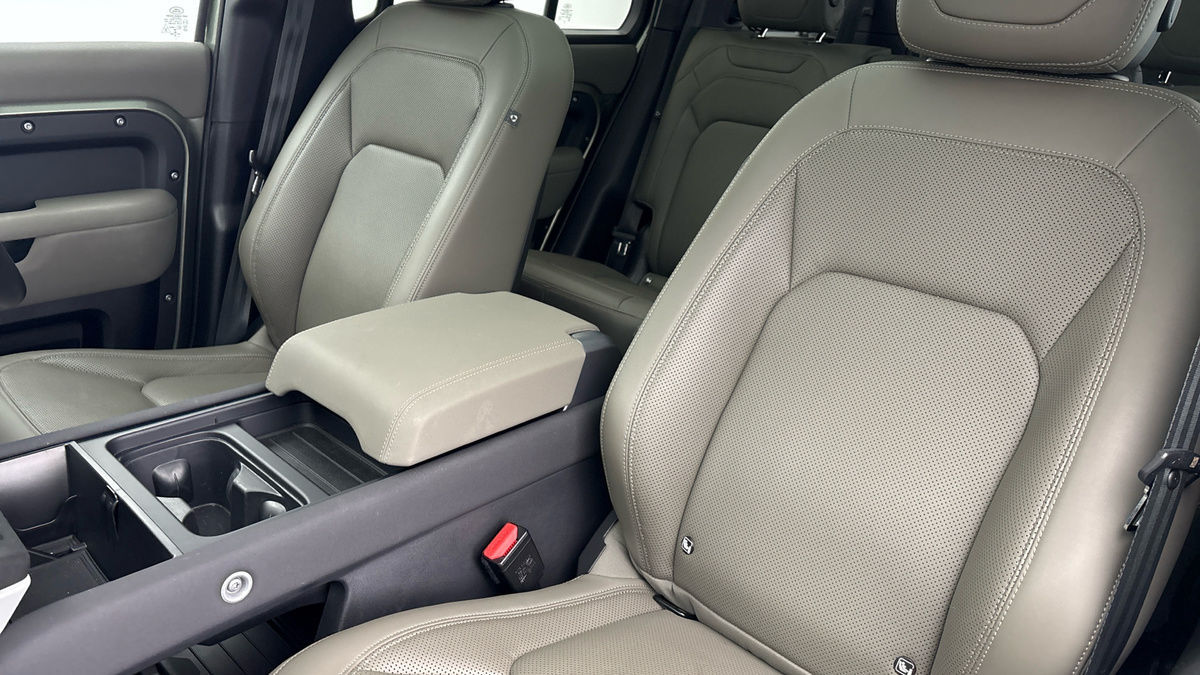 Land Rover Defender 110 Image 7