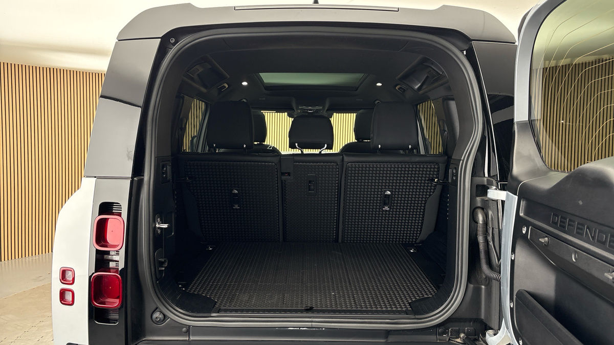 Land Rover Defender 110 Image 11