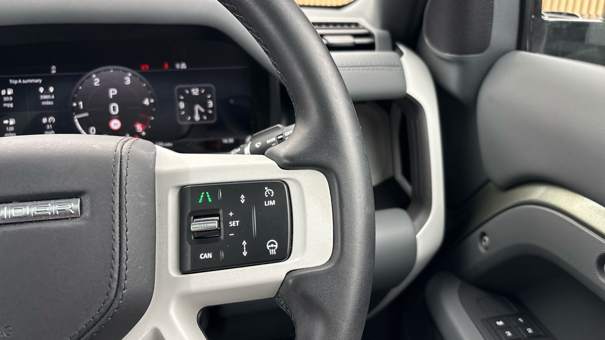 Land Rover Defender 110 Image 14